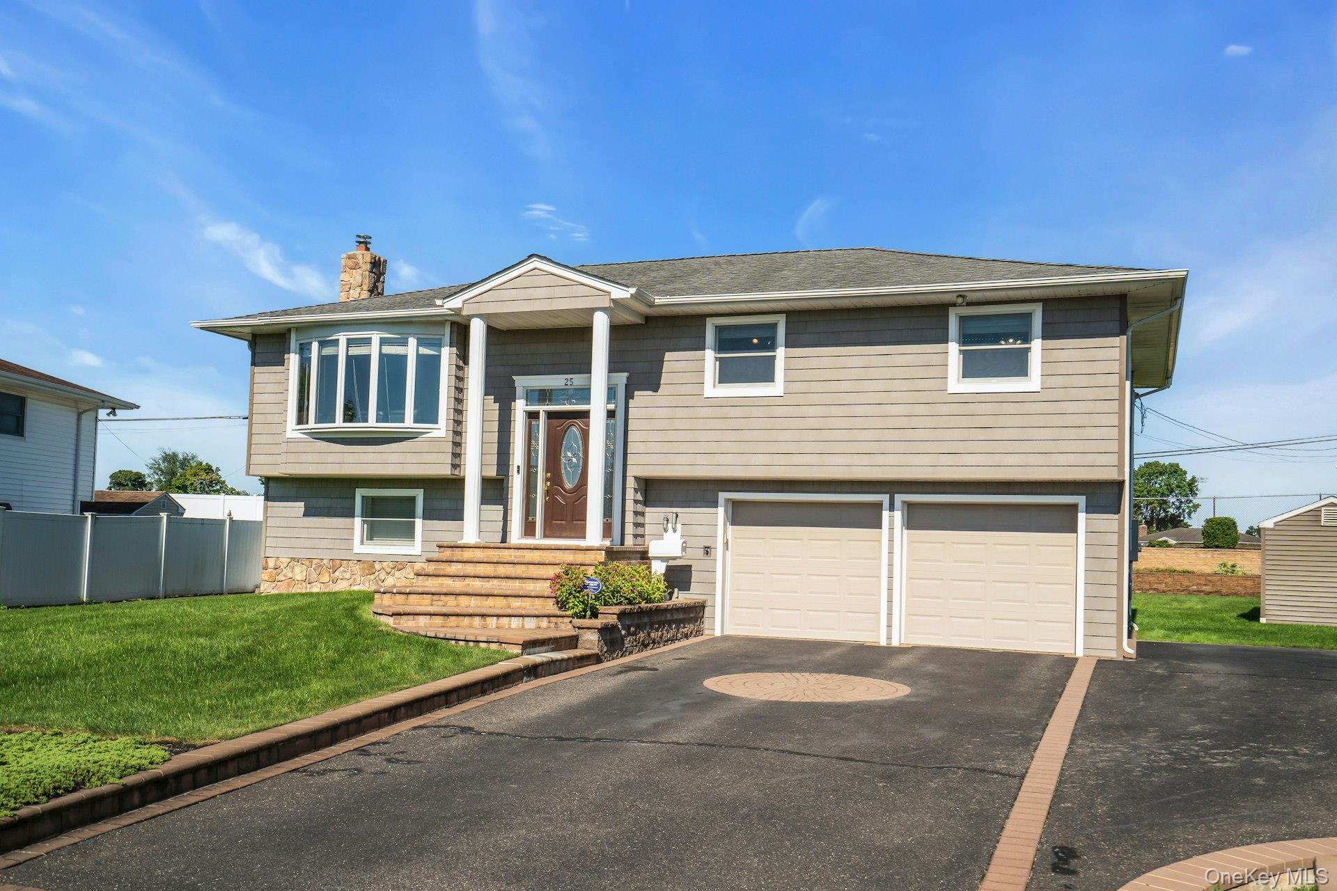 Single Family Heather Crescent Suffolk County, NY 11725, MLS-1048174-3