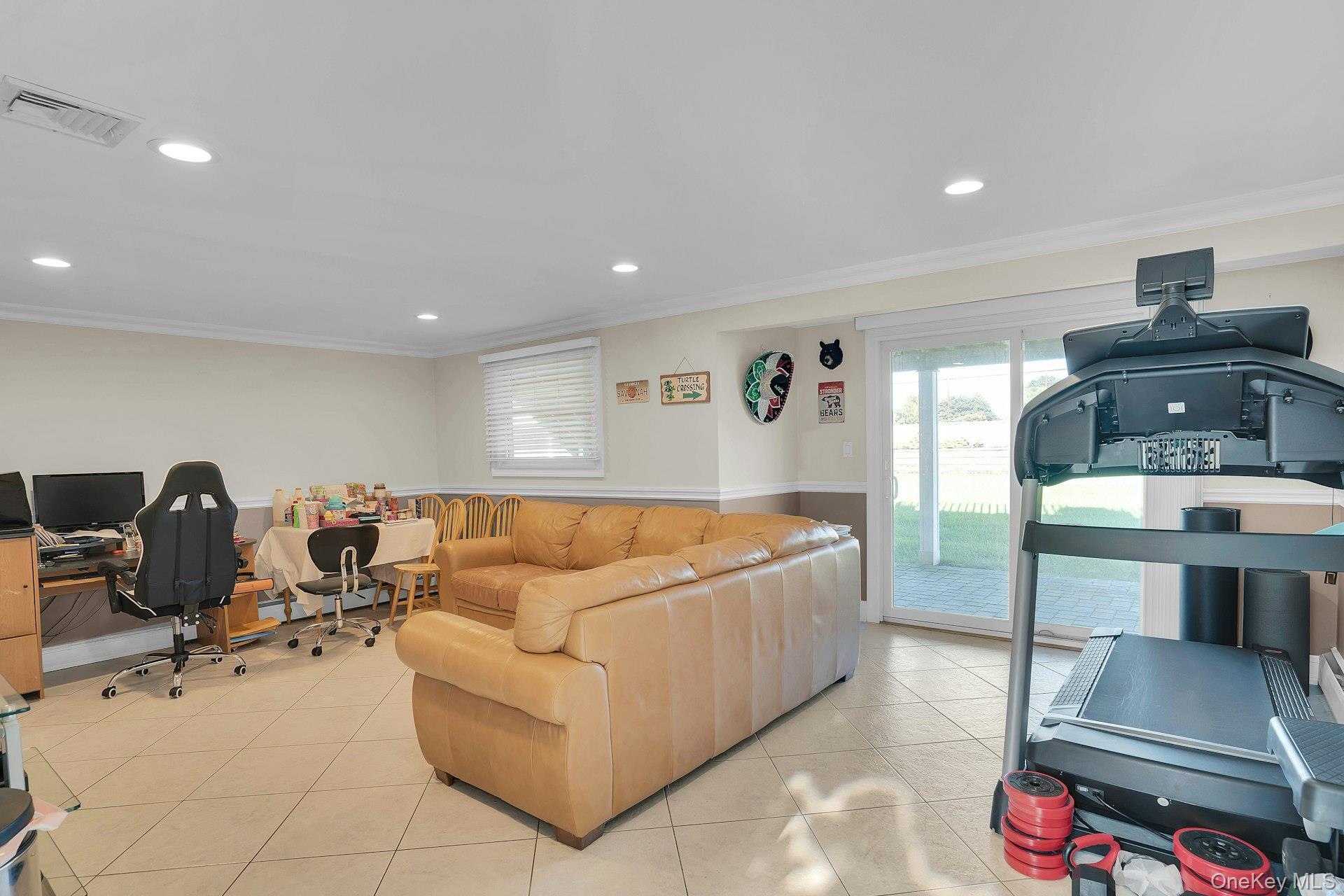 Single Family Heather Crescent Suffolk County, NY 11725, MLS-1048174-32