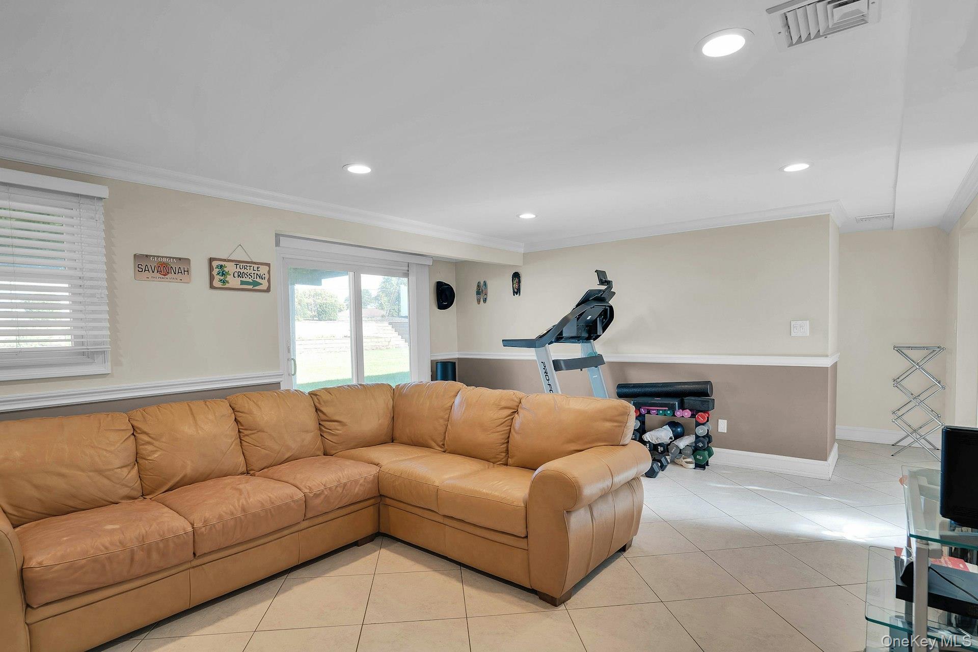 Single Family Heather Crescent Suffolk County, NY 11725, MLS-1048174-33