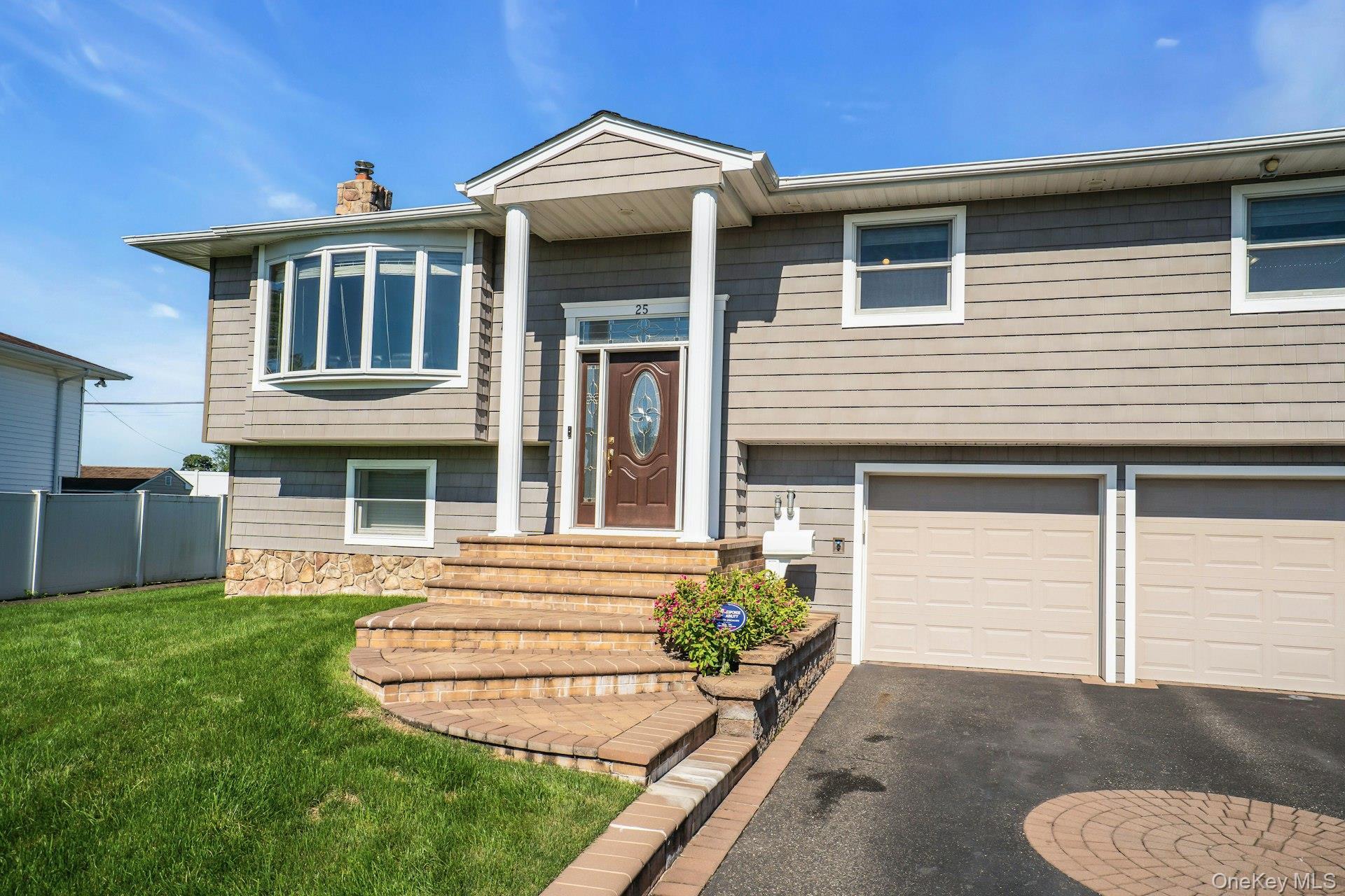 Single Family Heather Crescent Suffolk County, NY 11725, MLS-1048174-4