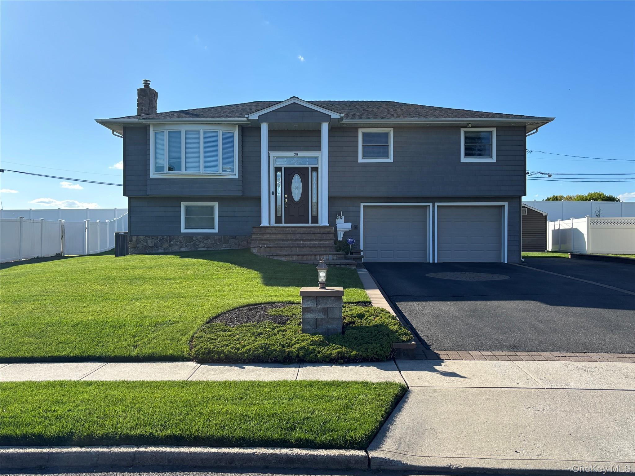 Single Family Heather Crescent Suffolk County, NY 11725, MLS-1048174-6