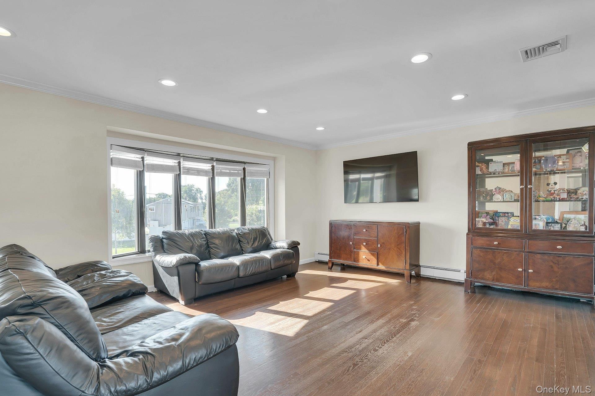 Single Family Heather Crescent Suffolk County, NY 11725, MLS-1048174-9