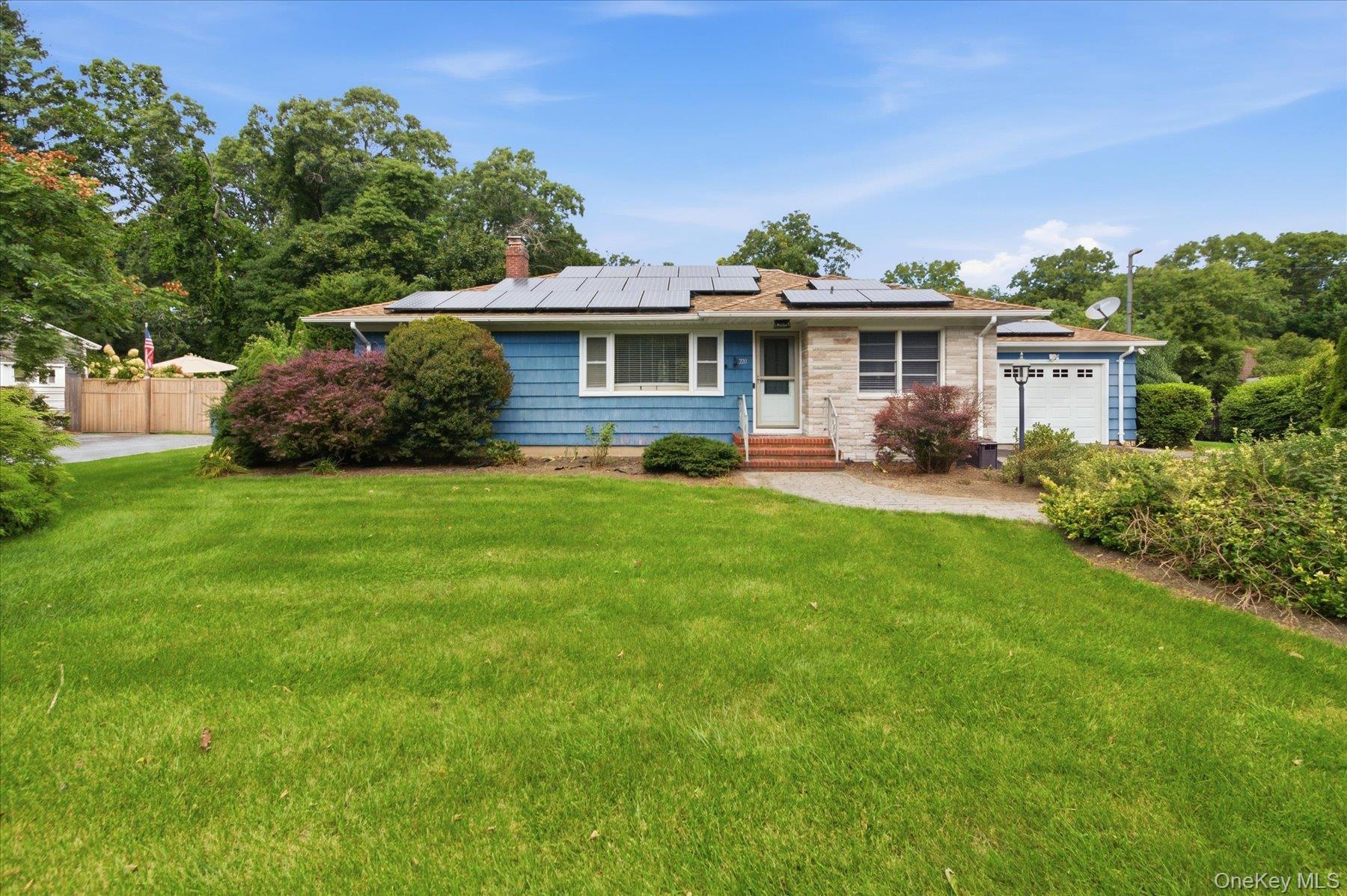 Single Family Hubbard Avenue  Suffolk County, NY 11901, MLS-1048182-4