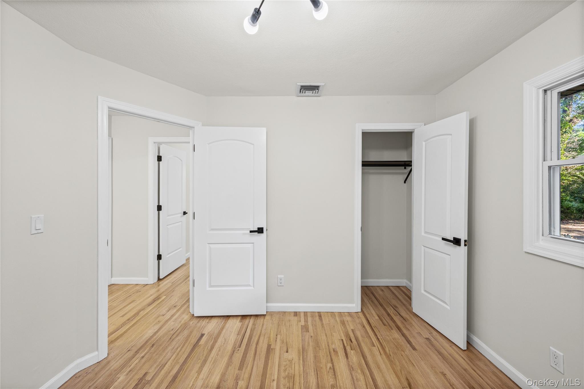 Single Family Camelot Lane Suffolk County, NY 11733, MLS-1048233-33
