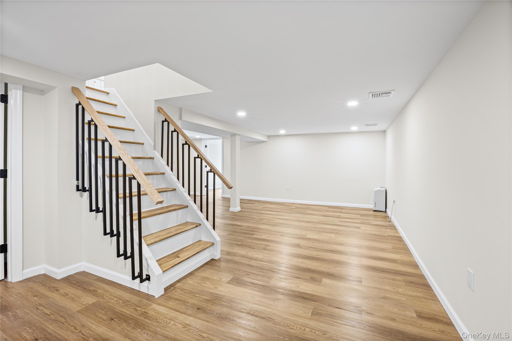 Single Family Camelot Lane Suffolk County, NY 11733, MLS-1048233-35