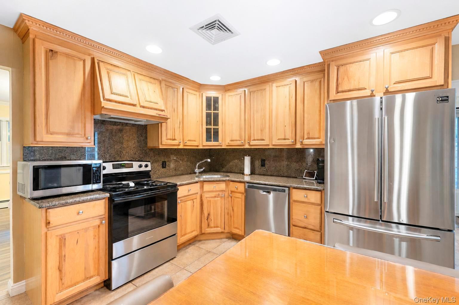 Single Family Bayview Drive  Suffolk County, NY 11769, MLS-1048277-3