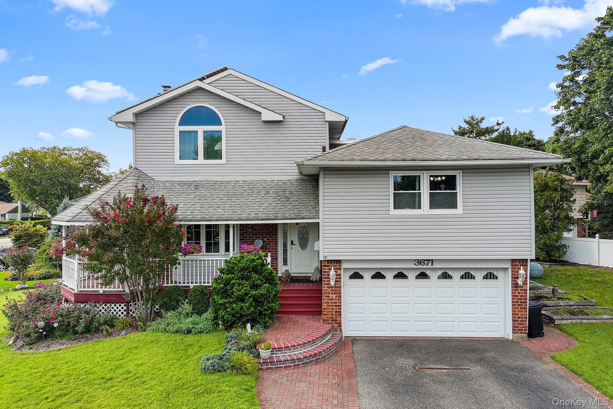 Single Family Adele Court  Nassau County, NY 11793, MLS-1048290-3