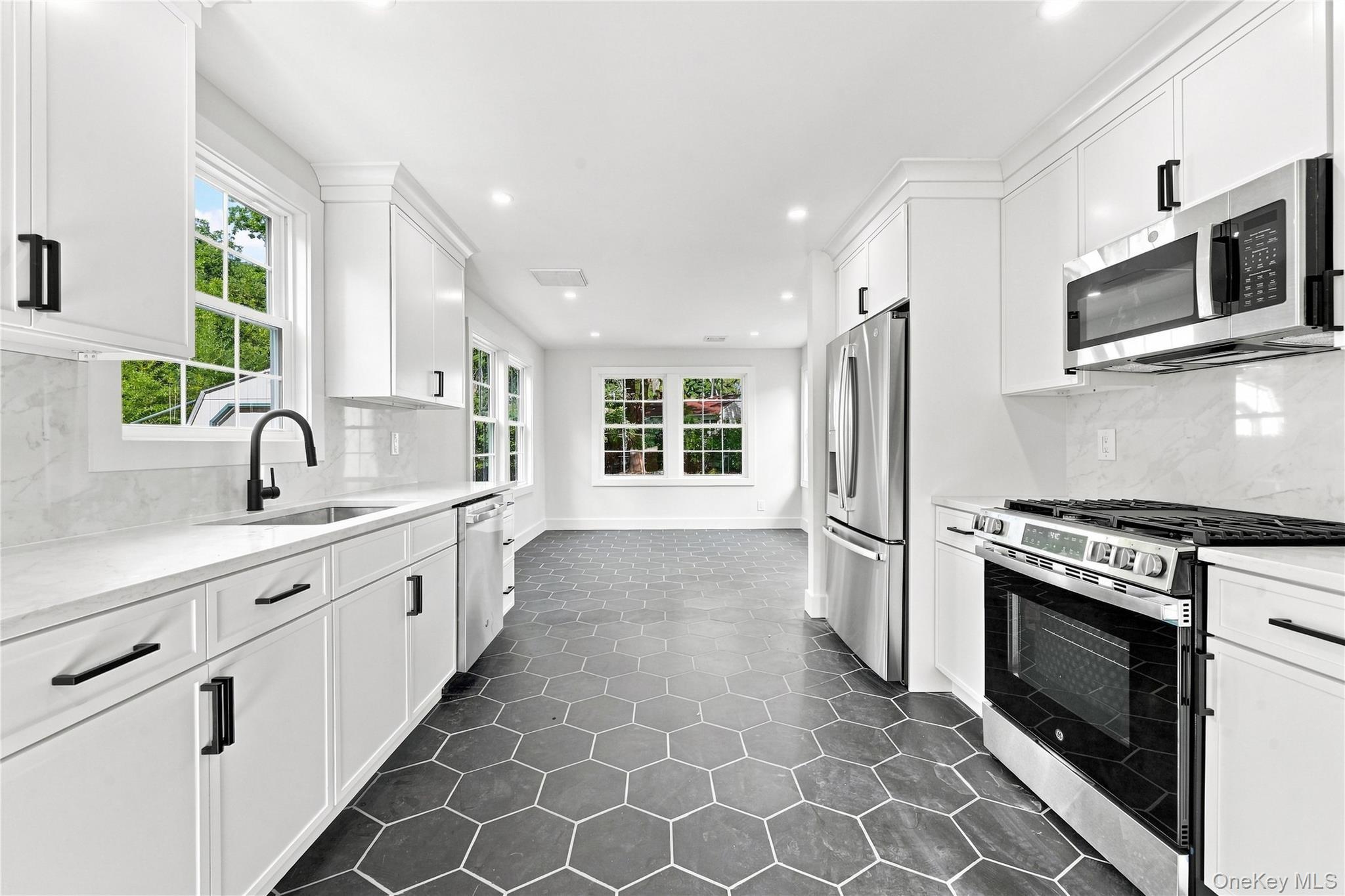 Single Family Campbell Lane  Suffolk County, NY 11730, MLS-1048295-9