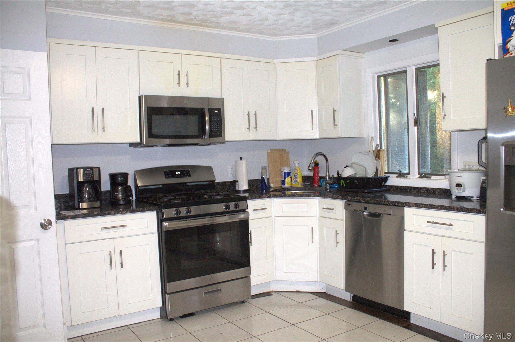Single Family Yale Avenue  Suffolk County, NY 11769, MLS-1048517-15