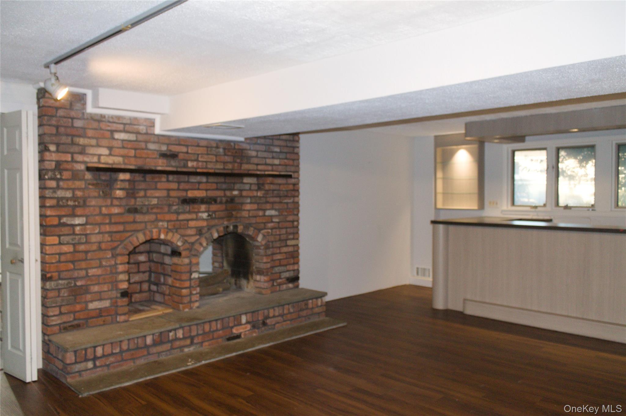 Single Family Yale Avenue  Suffolk County, NY 11769, MLS-1048517-5