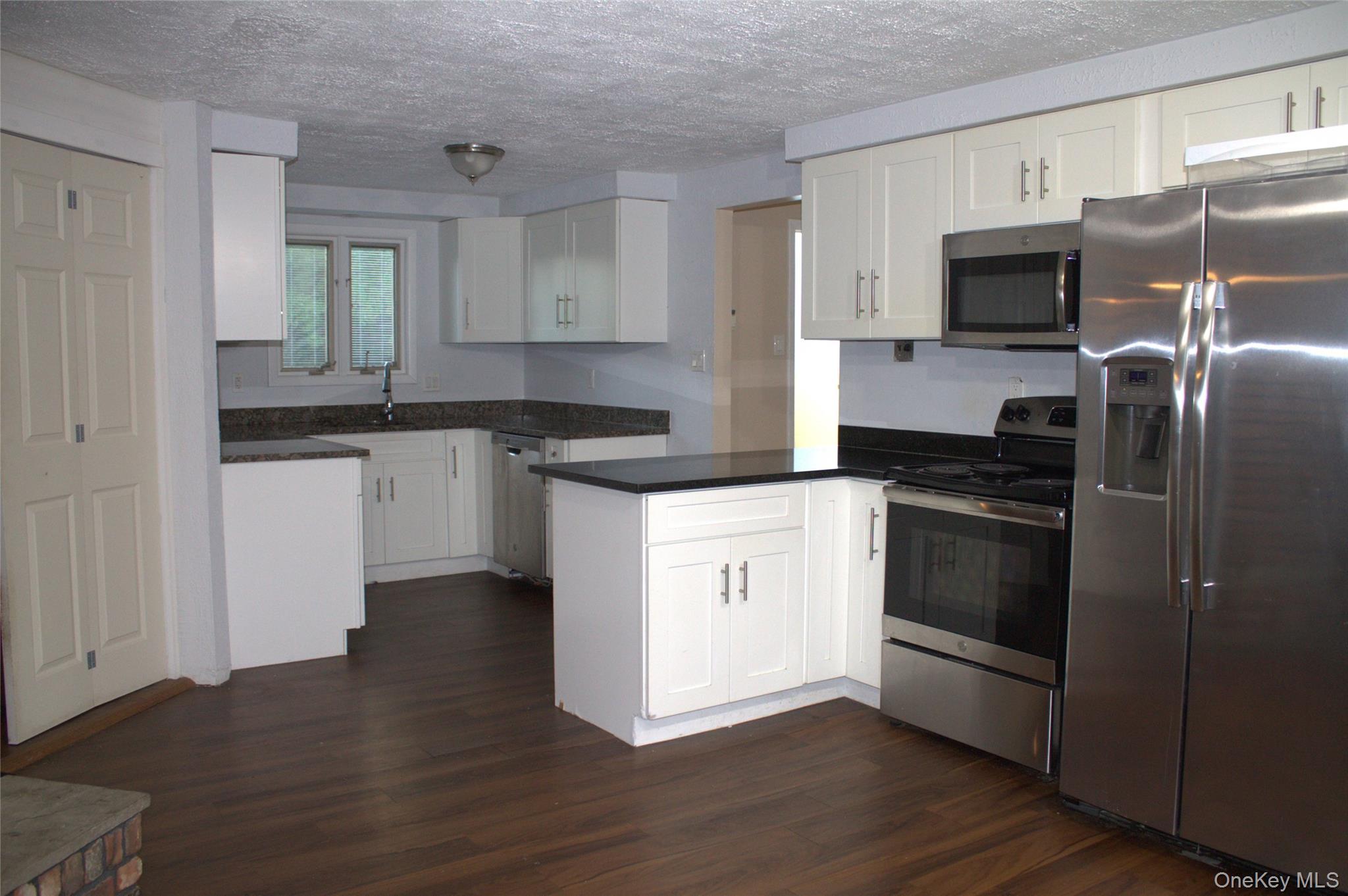 Single Family Yale Avenue  Suffolk County, NY 11769, MLS-1048517-6