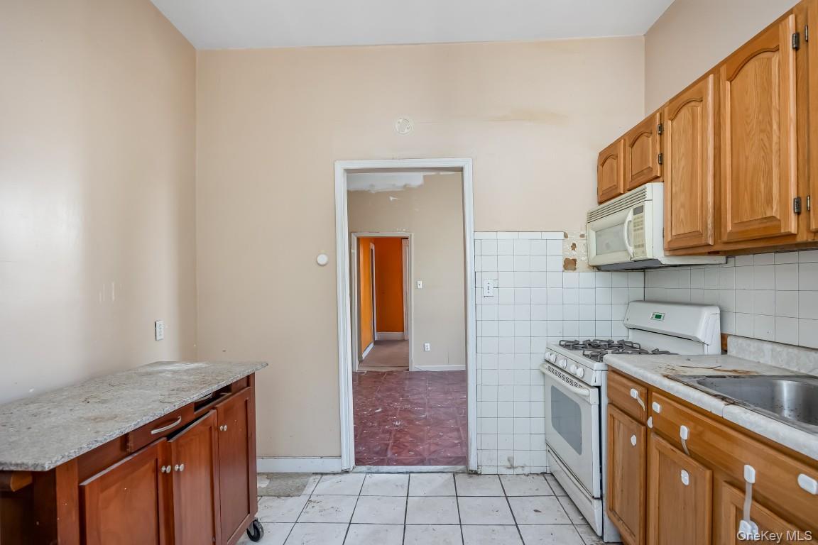 Single Family Fulton Street Brooklyn, NY 11207, MLS-1048587-18