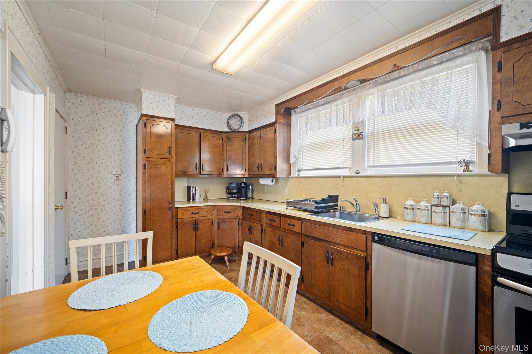 Single Family 69th Street  Queens, NY 11378, MLS-1048614-6