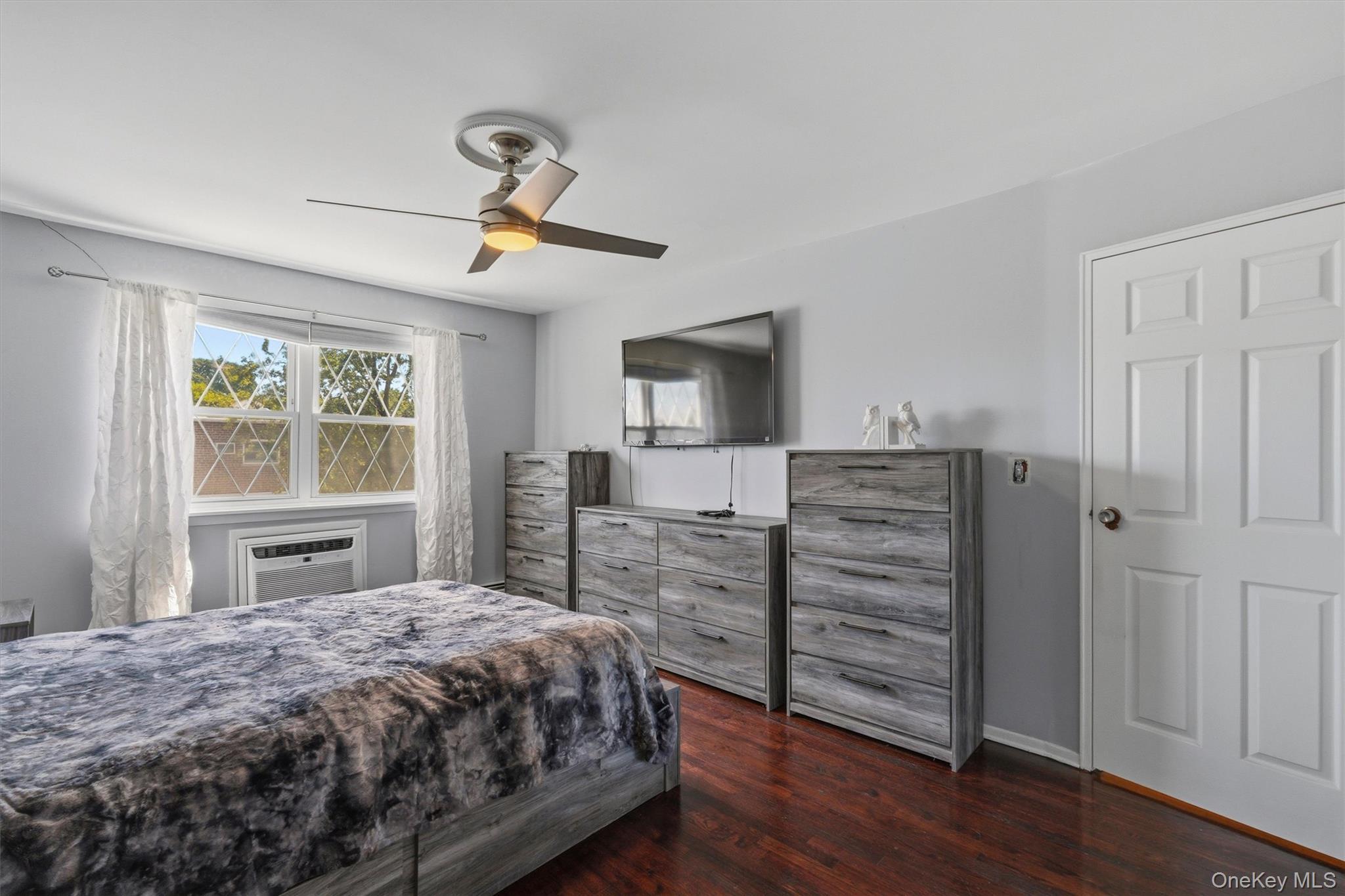 Single Family Throggmorton Avenue Bronx, NY 10465, MLS-1048708-28