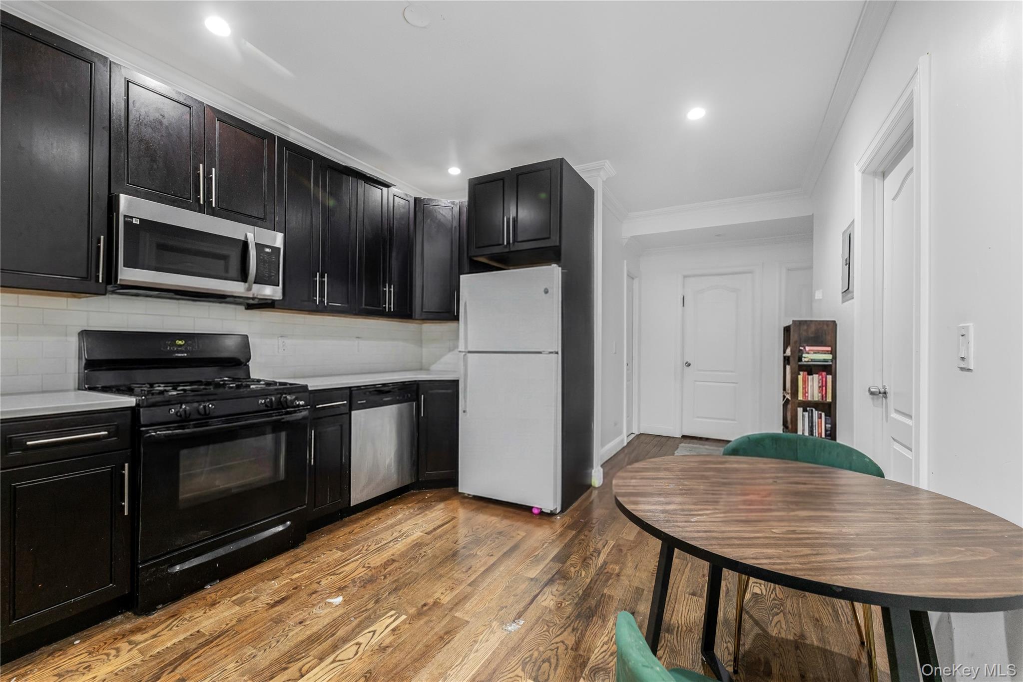 Single Family Richardson Avenue Bronx, NY 10470, MLS-1048709-10