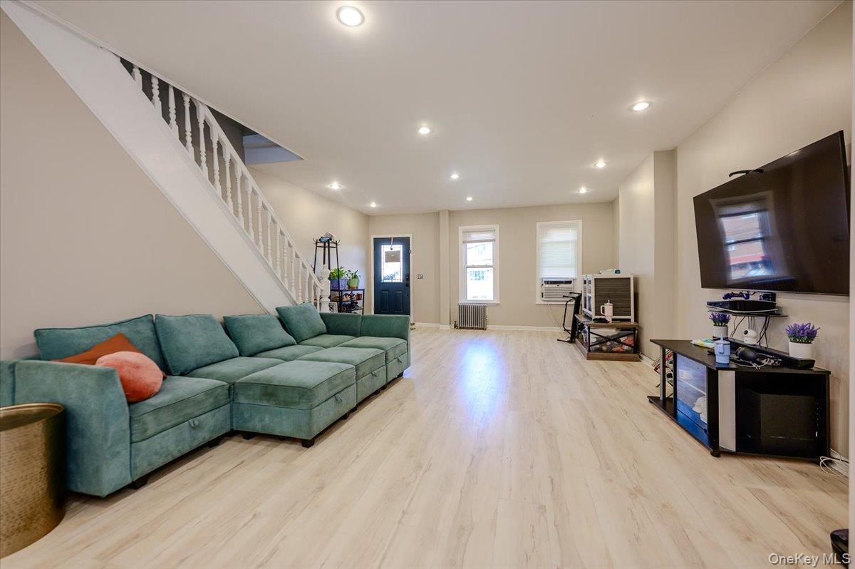 Single Family Balcom Avenue Bronx, NY 10461, MLS-1048760-4