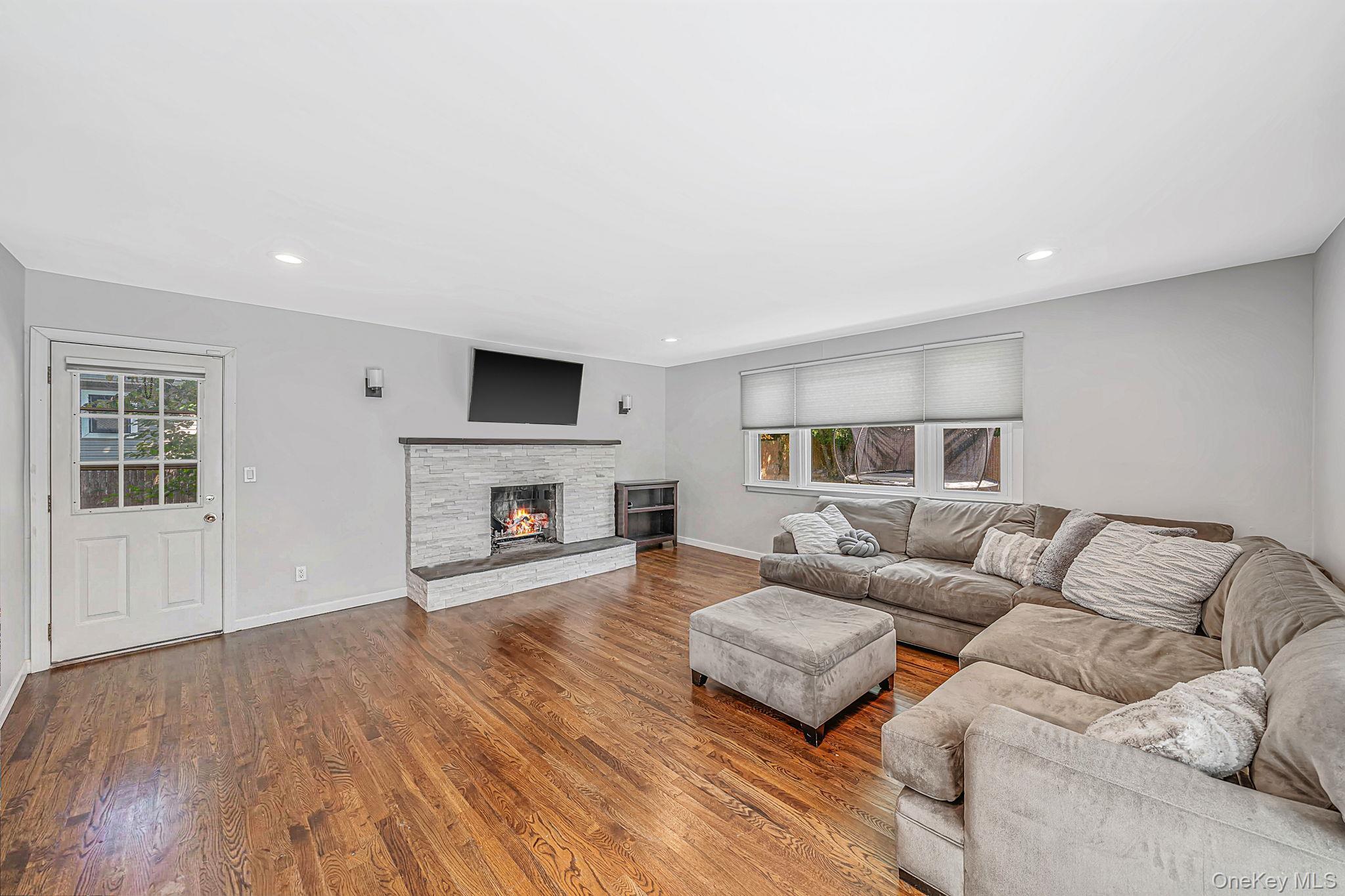 Single Family Otsego Place  Suffolk County, NY 11725, MLS-1048882-12