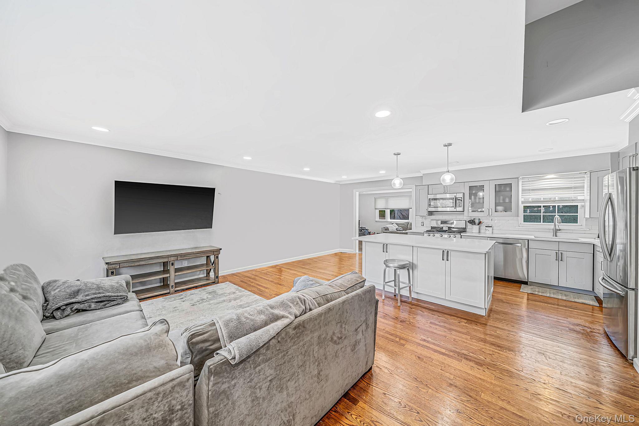 Single Family Otsego Place  Suffolk County, NY 11725, MLS-1048882-4