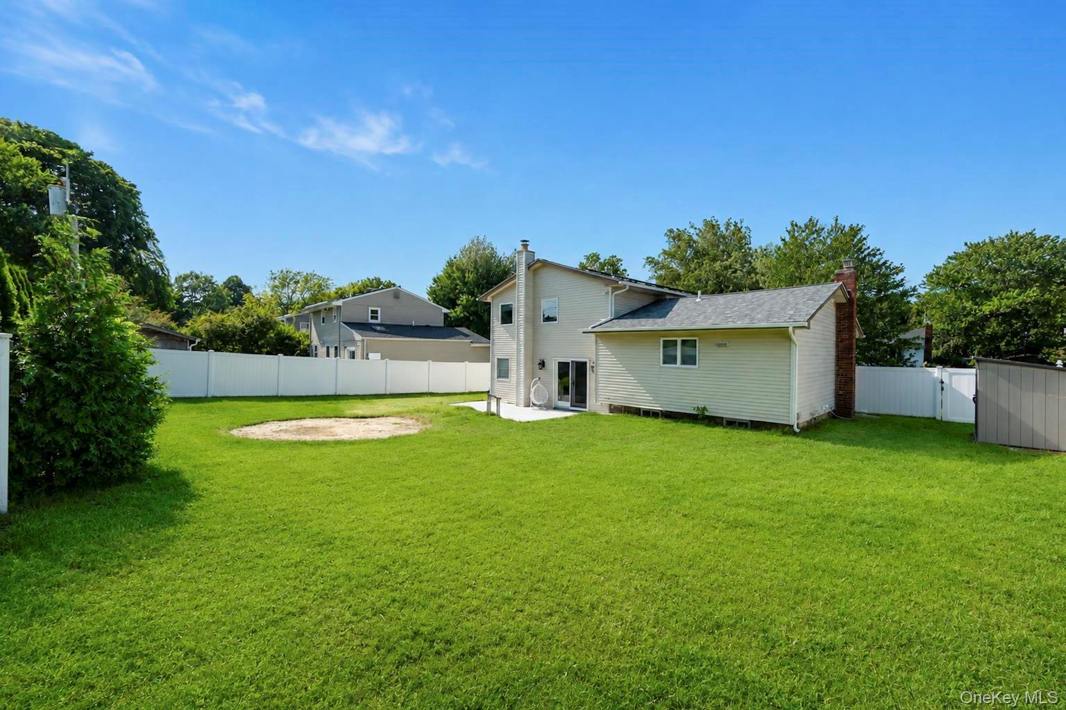 Single Family Catherwood Crescent  Suffolk County, NY 11747, MLS-1048912-23