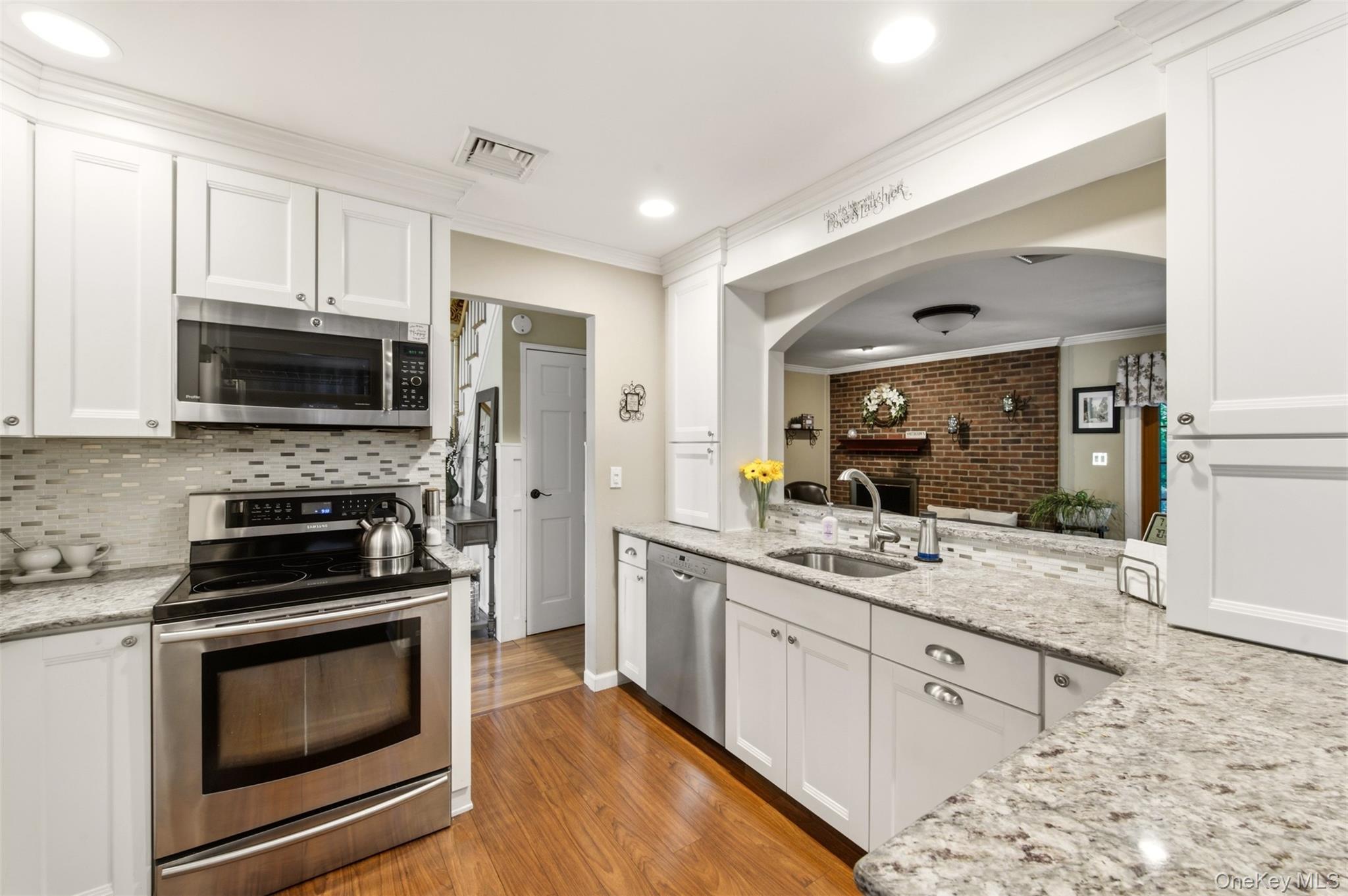 Single Family White Cliff Lane Suffolk County, NY 11767, MLS-1048941-16