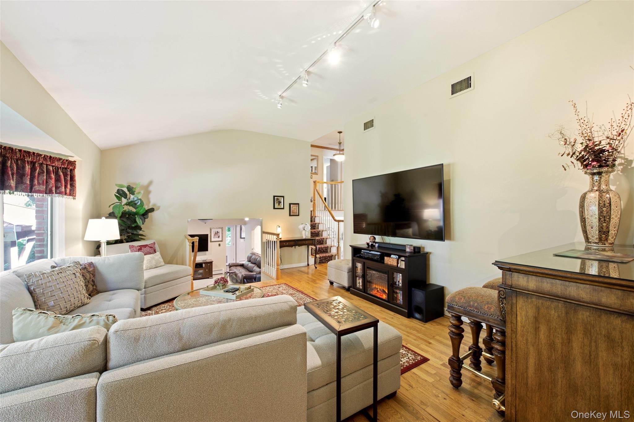 Single Family White Cliff Lane Suffolk County, NY 11767, MLS-1048941-26