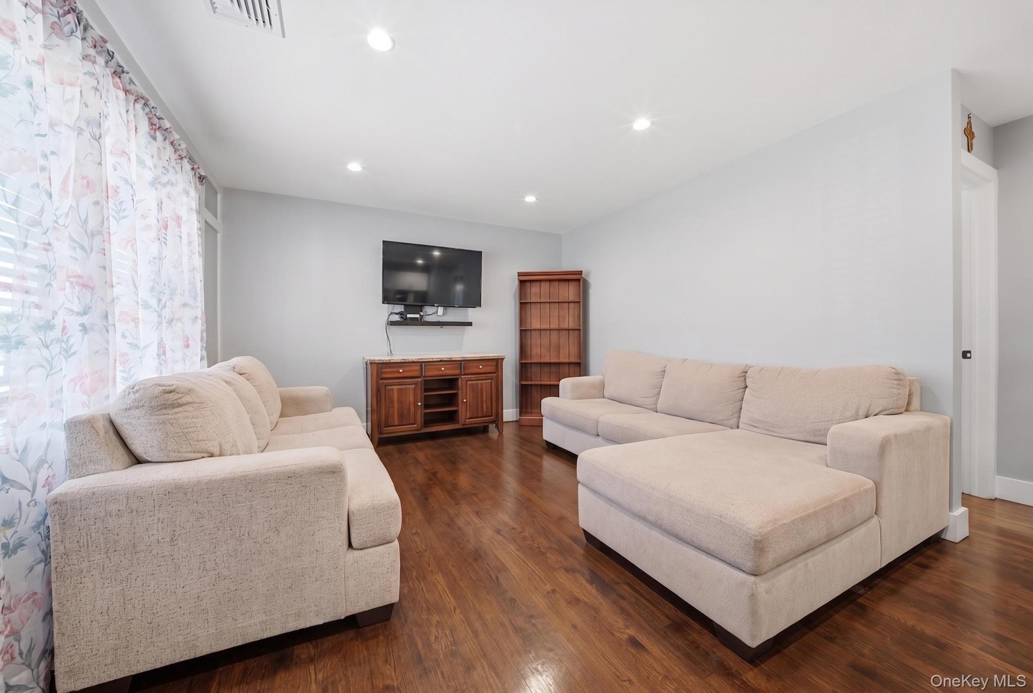 Single Family Devon Road Nassau County, NY 11714, MLS-1048948-12