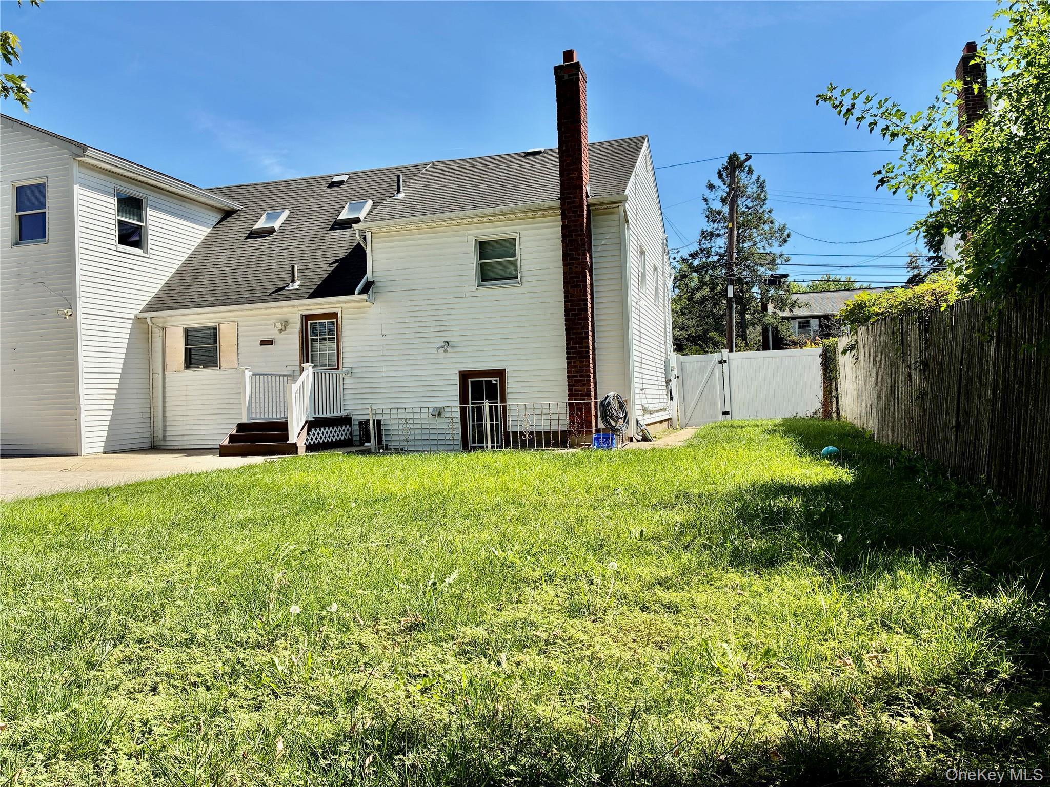 Single Family Bayside Avenue  Nassau County, NY 11572, MLS-1048963-23