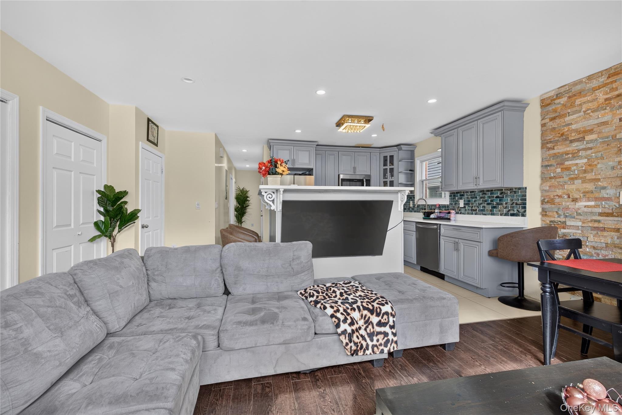 Single Family 185th Street Queens, NY 11413, MLS-1049049-10