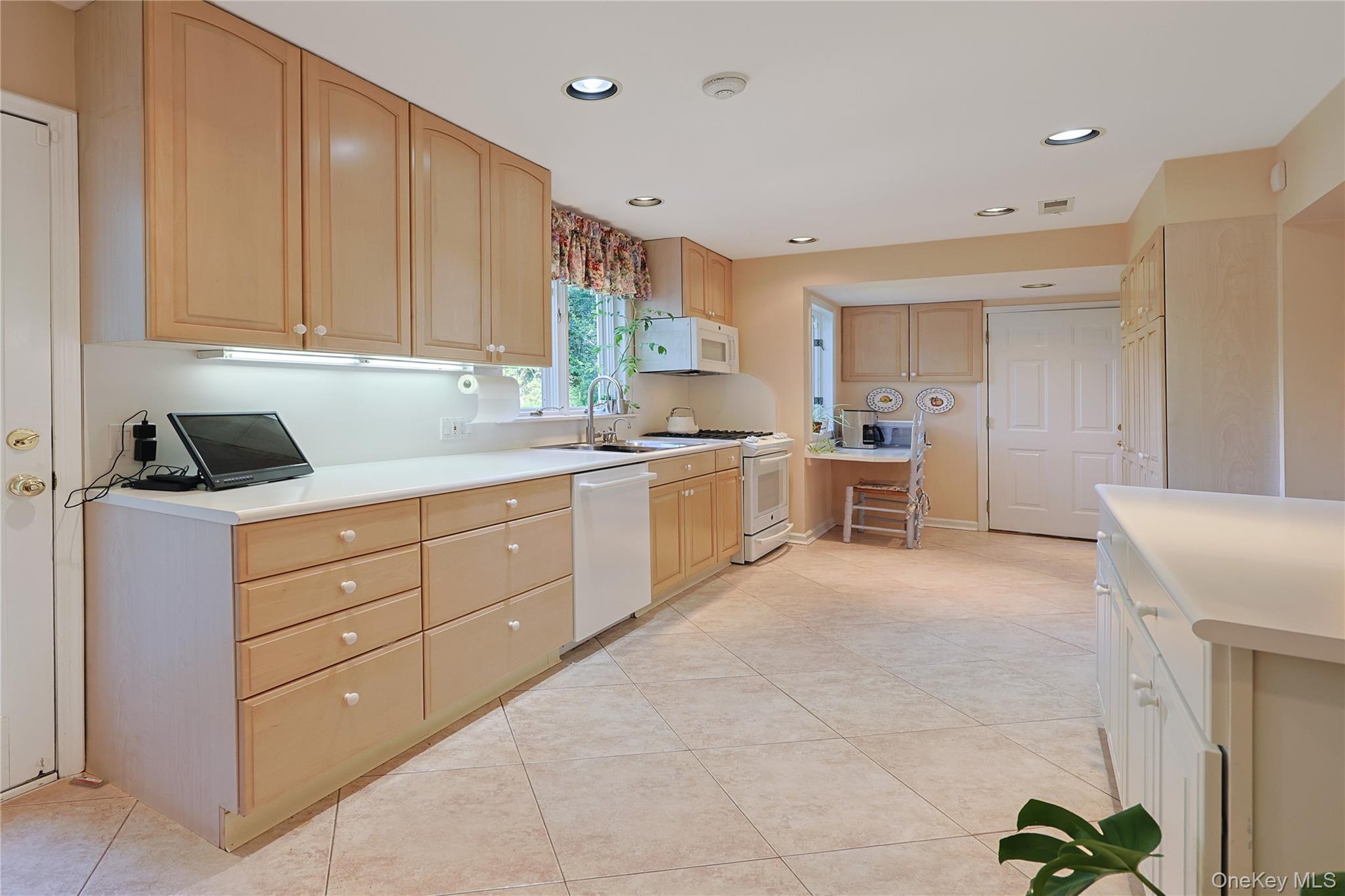 Single Family Old Field Lane Nassau County, NY 11020, MLS-1049250-10