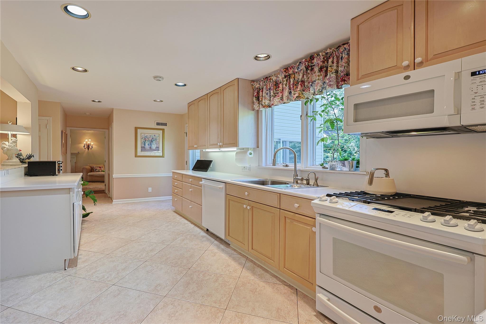 Single Family Old Field Lane Nassau County, NY 11020, MLS-1049250-11