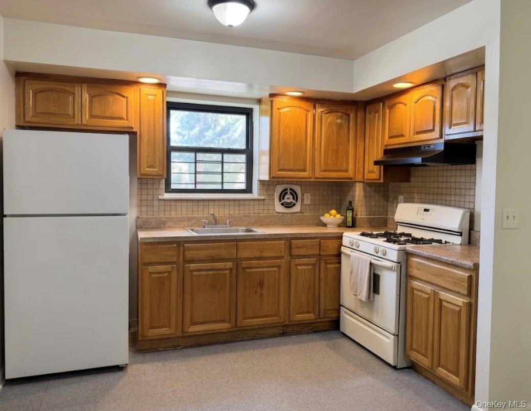 Single Family Lacombe Avenue Bronx, NY 10473, MLS-1049277-4