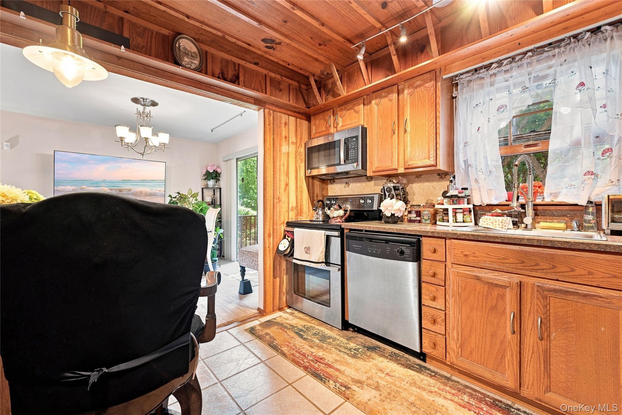 Single Family E Woodside Avenue  Suffolk County, NY 11772, MLS-1049297-11