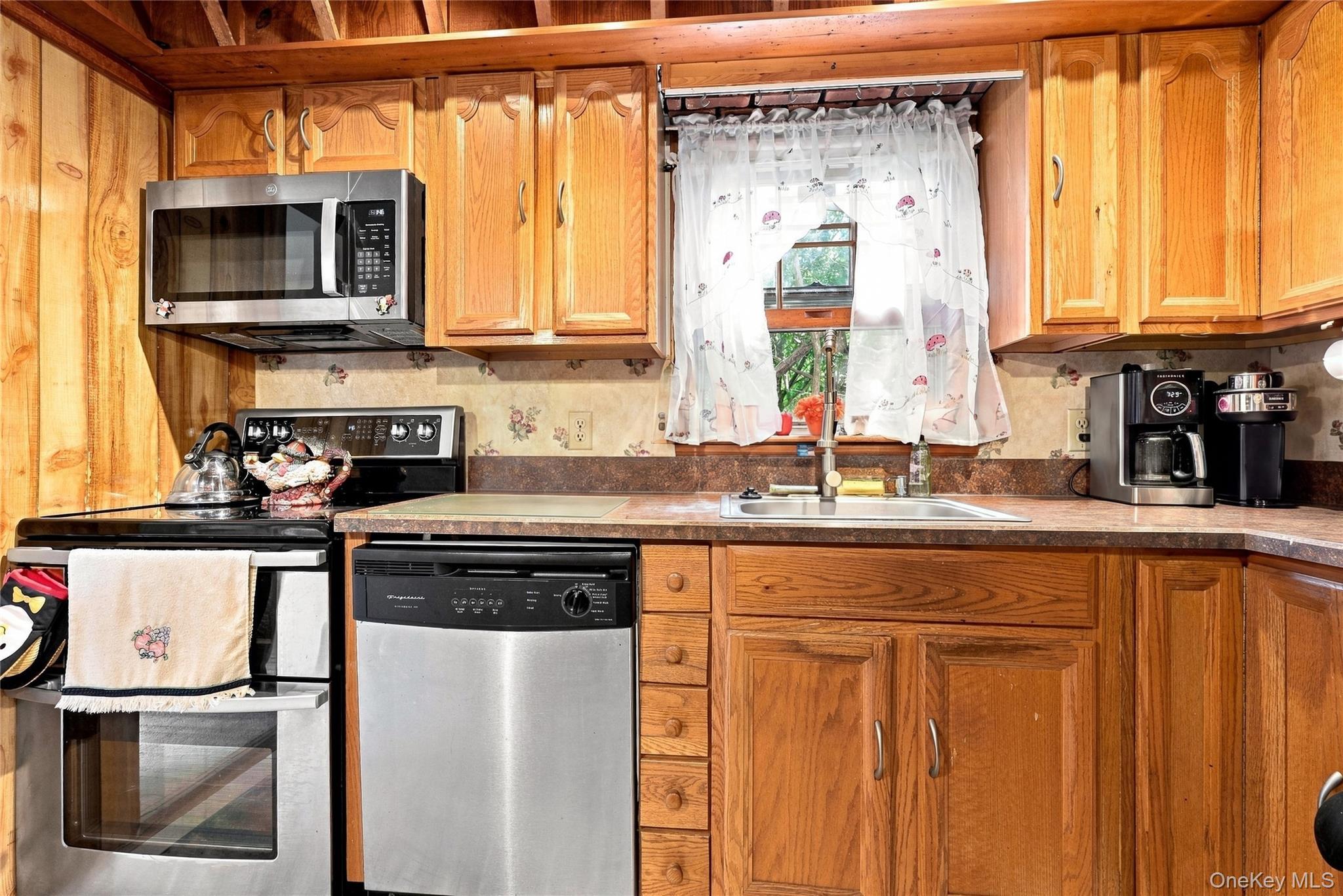 Single Family E Woodside Avenue  Suffolk County, NY 11772, MLS-1049297-12