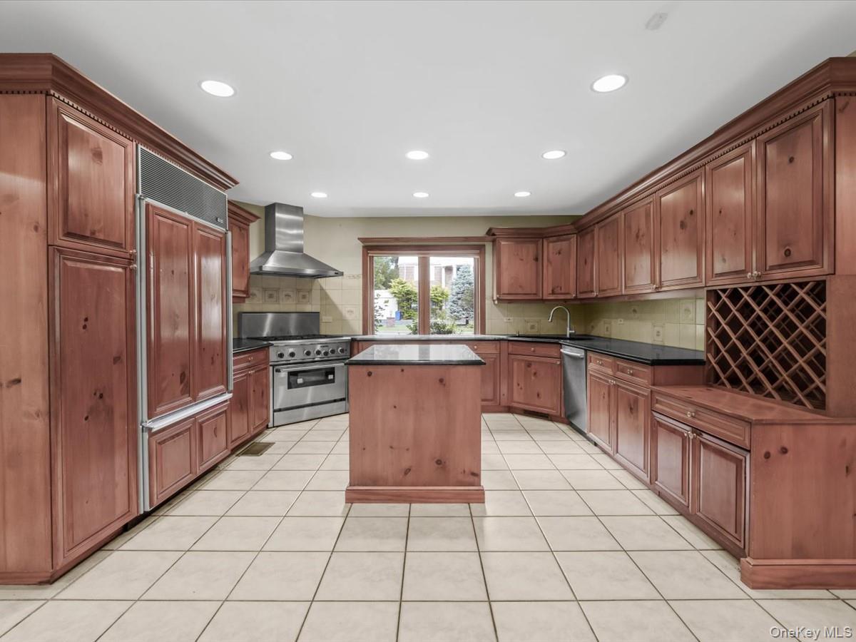 Single Family Amherst Road E Nassau County, NY 11021, MLS-1049343-11