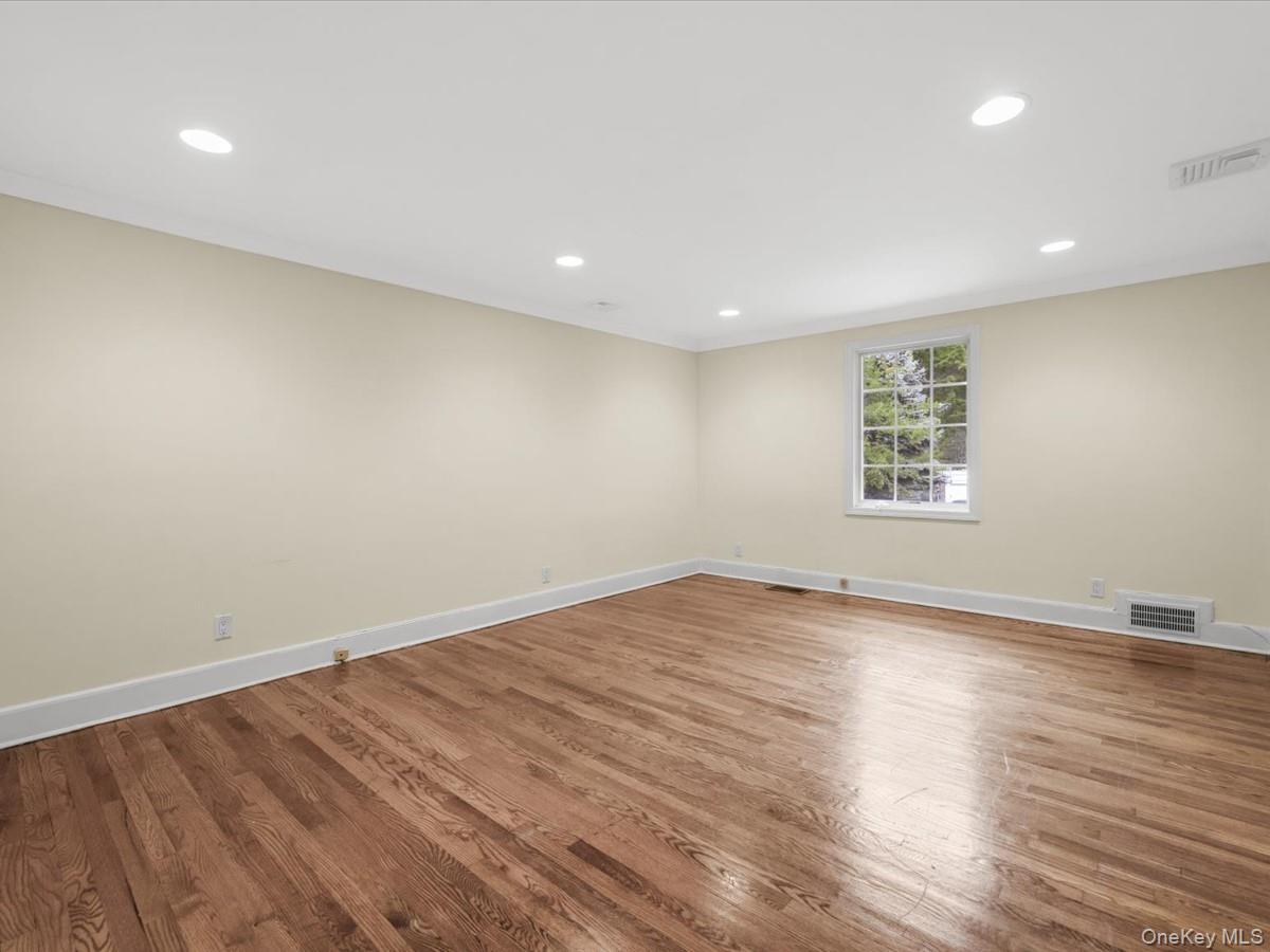 Single Family Amherst Road E Nassau County, NY 11021, MLS-1049343-25