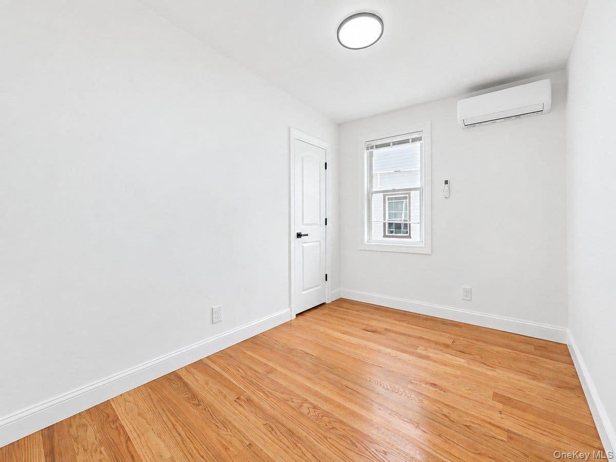 Single Family Lucas Street Queens, NY 11413, MLS-1049348-17