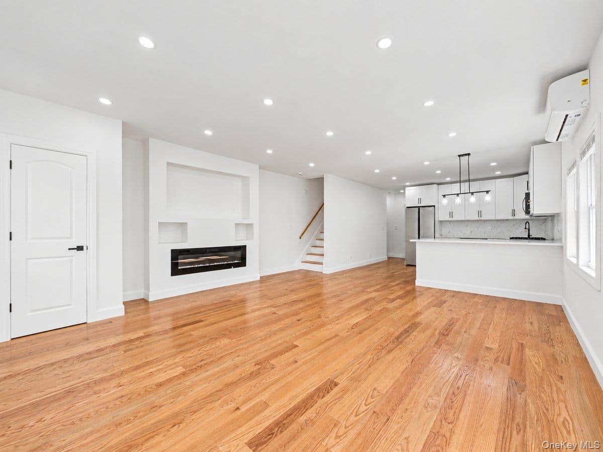 Single Family Lucas Street Queens, NY 11413, MLS-1049348-8