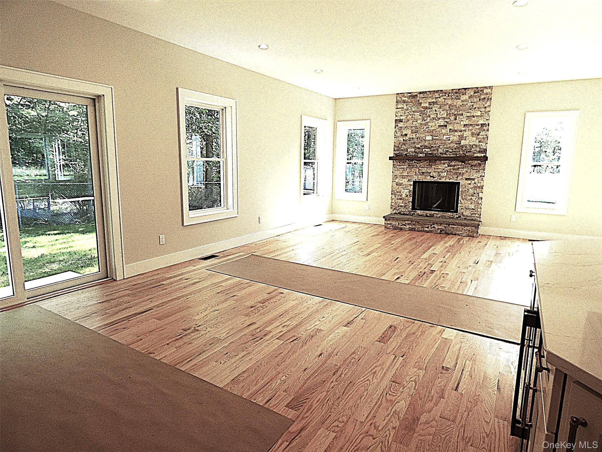 Single Family Lakeland Woods  Suffolk County, NY 11749, MLS-1049464-8