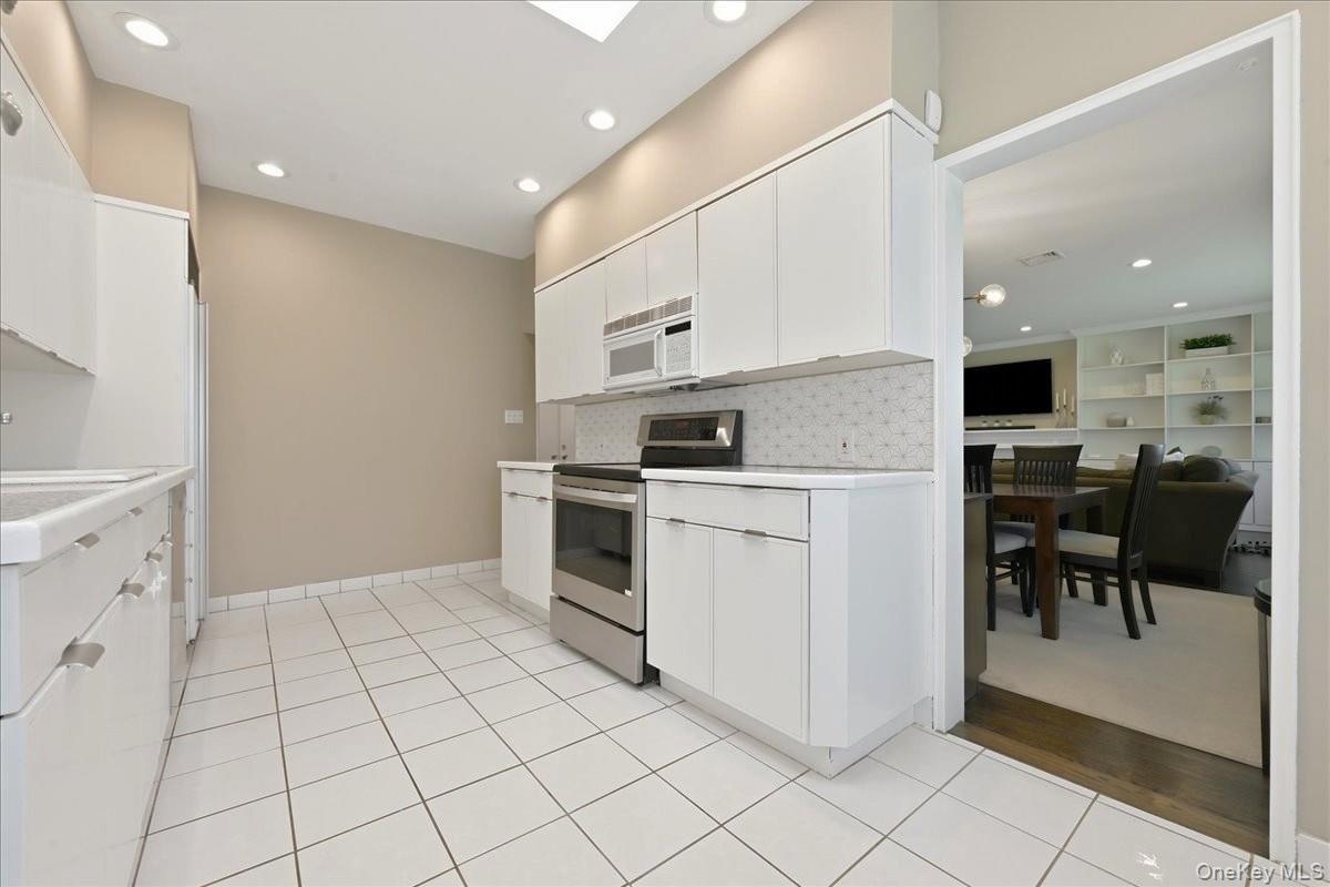 Single Family Maplewood Lane Nassau County, NY 11576, MLS-1049716-10