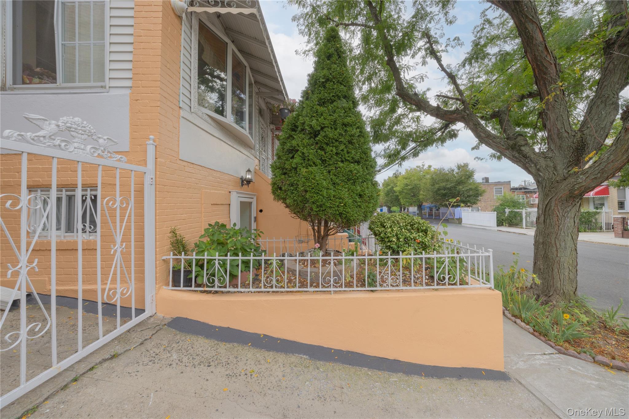 Single Family Fenton Avenue Bronx, NY 10469, MLS-1049863-4