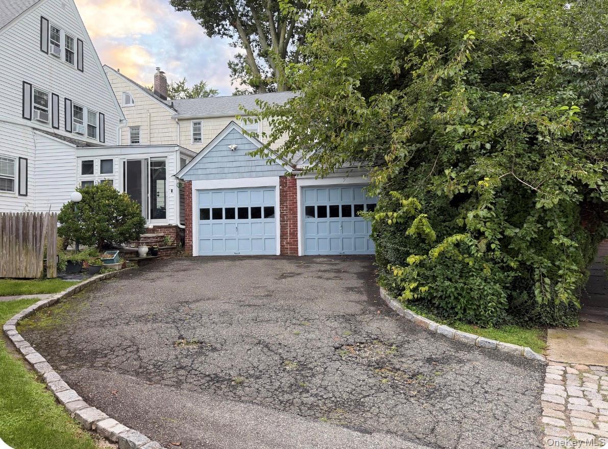 Single Family Grosvenor Street  Queens, NY 11363, MLS-1050170-22