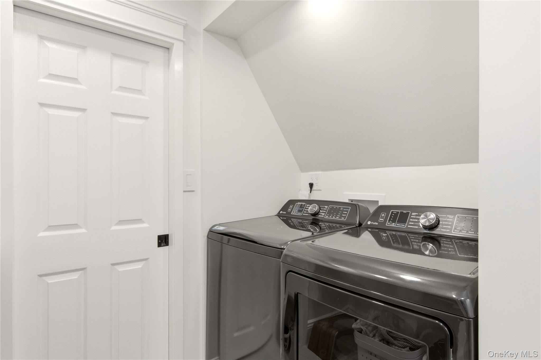 Single Family Meadow Glen Road Suffolk County, NY 11768, MLS-1050295-27