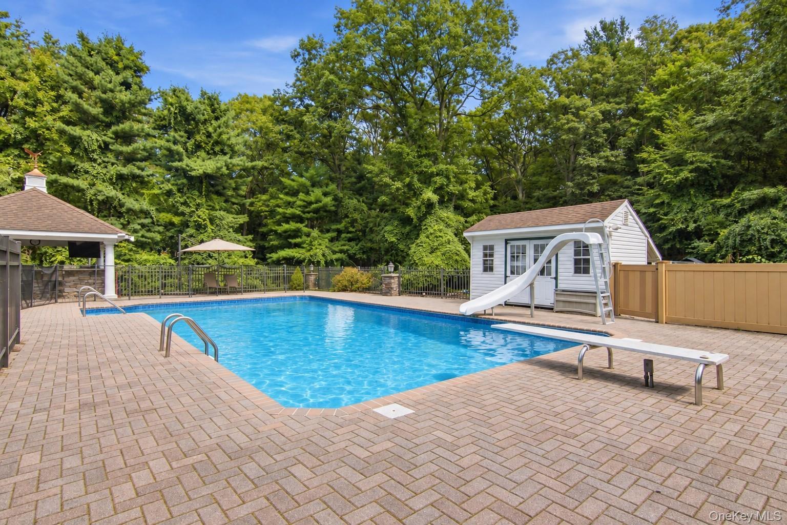 Single Family Meadow Glen Road Suffolk County, NY 11768, MLS-1050295-38