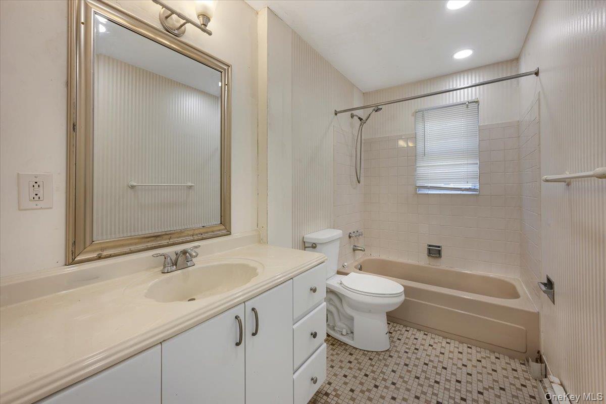 Single Family Central Avenue Suffolk County, NY 11701, MLS-1050526-17