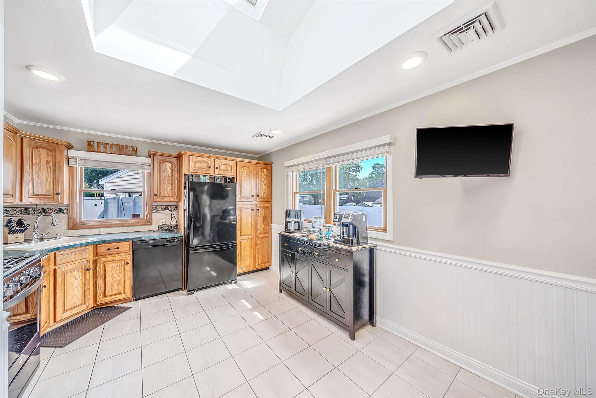 Single Family Secatogue Avenue Suffolk County, NY 11735, MLS-1050619-10