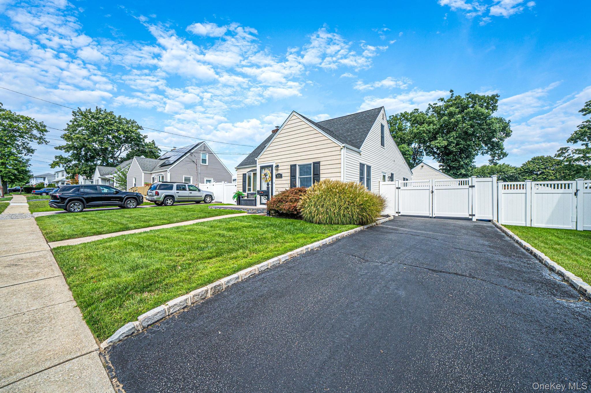 Single Family Secatogue Avenue Suffolk County, NY 11735, MLS-1050619-2