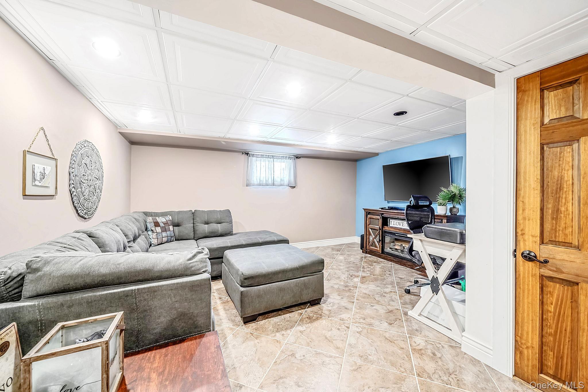 Single Family Secatogue Avenue Suffolk County, NY 11735, MLS-1050619-25