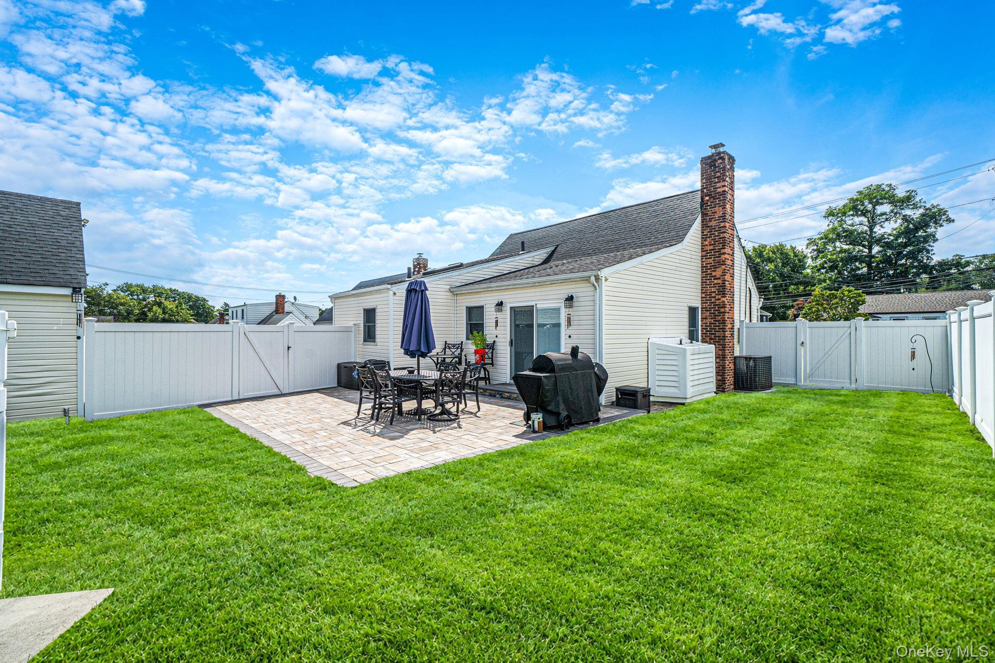 Single Family Secatogue Avenue Suffolk County, NY 11735, MLS-1050619-31