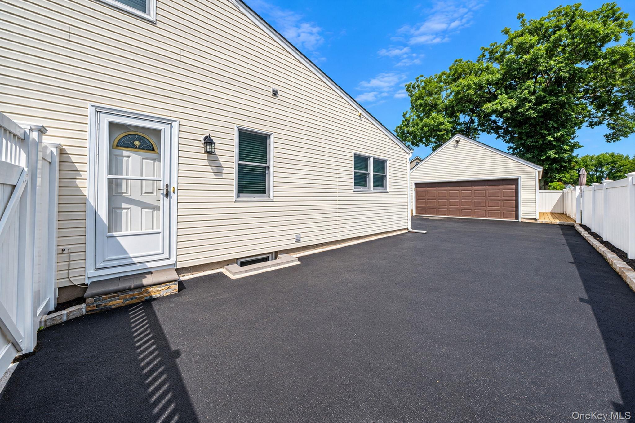 Single Family Secatogue Avenue Suffolk County, NY 11735, MLS-1050619-33