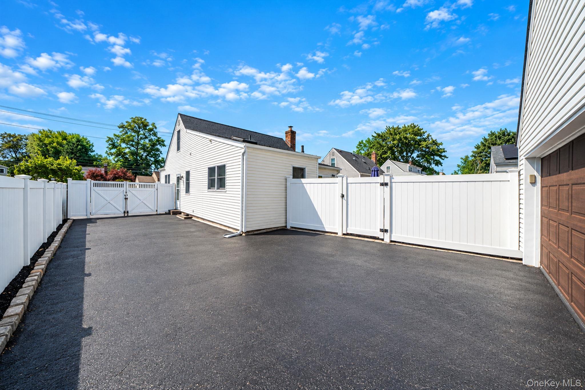 Single Family Secatogue Avenue  Suffolk County, NY 11735, MLS-1050619-34